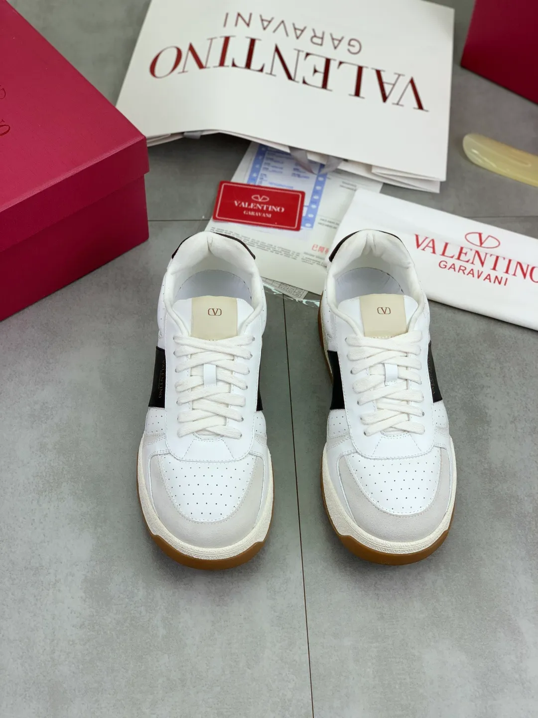 Men's men's shoes 💰P660 new top version of Valentino couple's bread shoes! Valentino Joie de Jouer series Velcro thick sole bread shoes couple style casual sports shoes white shoes original purchase development and production Joie de Jouer series simple style without losing style. The pure white base is paired with fresh green and soft beige, and the unique Velcro design highlights your personality. Every detail tells fashion and quality, wear it, take a confident step, and start the trend journey ✔️Fabric: Original customized imported first-layer cowhide ✔️Inner lining: Original customized soft sheepskin lining ✔️Outsole: Original molded non-slip TPU material ✔️Sole thickness: 3.5CM ✔️Size: Women's 35-41 Men's 38-46 (38. Male, 41 female, 46 non-refundable